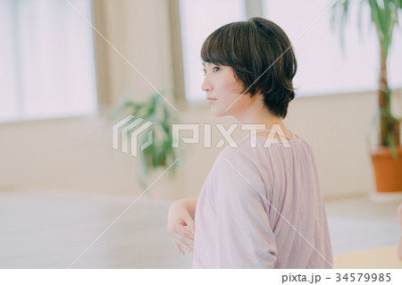 ヨガスタジオでヨガをする若い女性 34579985