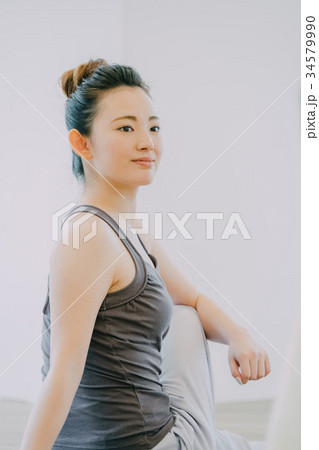 ヨガスタジオでヨガをする若い女性 ヨガスタジオでヨガをする若い女性 34579990
