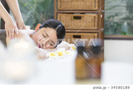 女性　エステ　エステサロン　エステティシャン 34580189