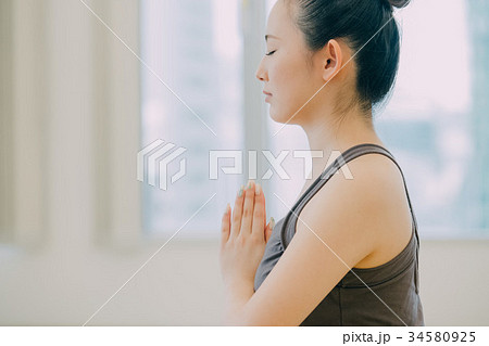 ヨガスタジオでヨガをする若い女性 34580925