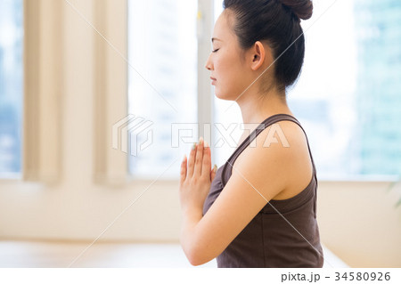 ヨガスタジオでヨガをする若い女性 34580926