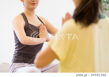 ヨガスタジオでヨガをする若い女性 34581260