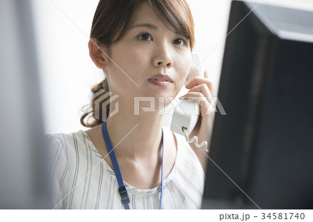女性　ビジネス　デスクワーク 34581740