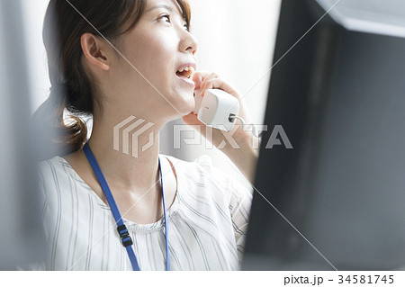 女性　ビジネス　デスクワーク 34581745