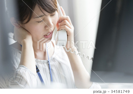 女性　ビジネス　デスクワーク 34581749