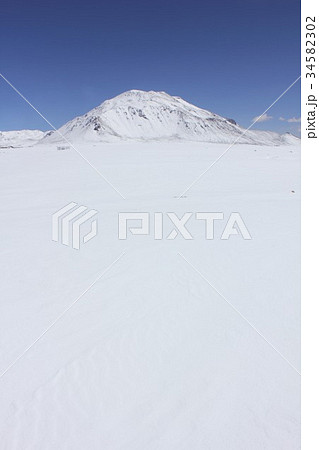 真夏の雪晴れ、南米チリ北部、雪原になったアタカマ高地の砂漠地帯と美しいアンデス山脈 真夏の雪晴れ、南米チリ北部、雪原になったアタカマ高地の砂漠地帯と美しいアンデス山脈 34582302