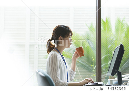 電話、話す、受話器、営業、指 差し、確認、仕事、作業、ネー ムプレート、社員証、真剣、パ ソコン、キ 34582366