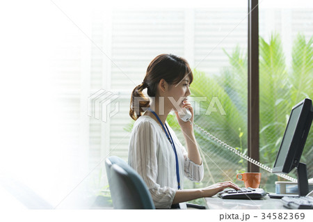 電話、話す、受話器、営業、指 差し、確認、仕事、作業、ネー ムプレート、社員証、真剣、パ ソコン、キ 34582369