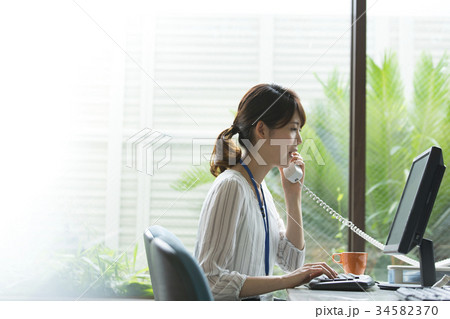 電話、話す、受話器、営業、指 差し、確認、仕事、作業、ネー ムプレート、社員証、真剣、パ ソコン、キ 34582370