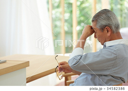 疲れているシニア男性 34582386