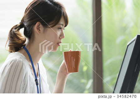 女性　ビジネス　デスクワーク 34582470