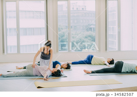 ヨガスタジオでヨガをする若い女性 ヨガスタジオでヨガをする若い女性 34582507