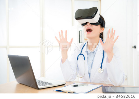 medical doctor experience virtual reality goggles 34582616