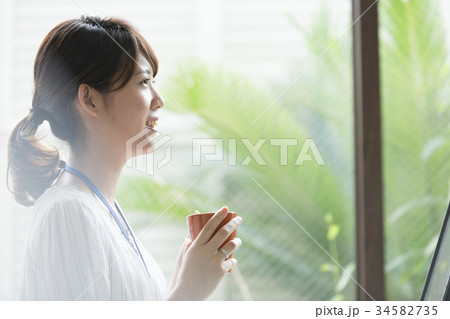 女性 ビジネス デスクワーク 女性 ビジネス デスクワーク 34582735