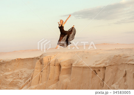 Woman while dancing jumped into the abyss. 34583005