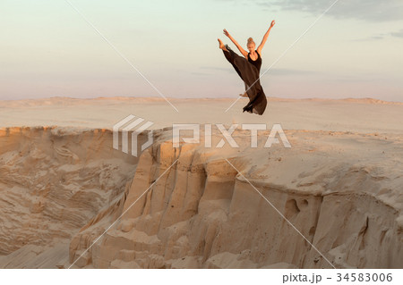 Woman jumped over the precipice in the dance. 34583006