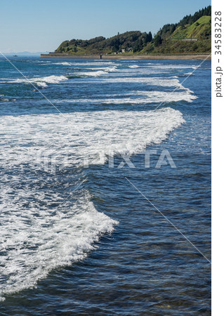岬と白波 岬と白波 34583228