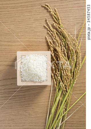 つきたての米と稲穂 真俯瞰 つきたての米と稲穂 真俯瞰 34587453