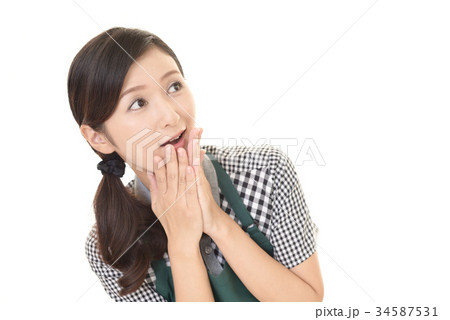 驚いた表情の女性 驚いた表情の女性 34587531
