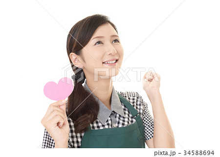 ハートマークを持つ女性 ハートマークを持つ女性 34588694