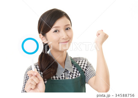 判定する女性 判定する女性 34588756