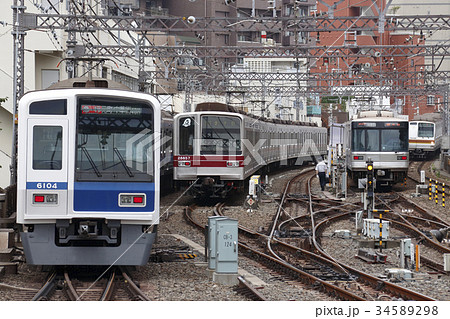 中目黒駅にて並ぶ、地下鉄直通車両 中目黒駅にて並ぶ、地下鉄直通車両 34589298