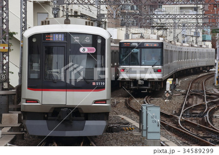 東急東横線5000系と日比谷線03系 5扉車 の写真素材 東急東横線5000系と日比谷線03系 5扉車 の写真素材