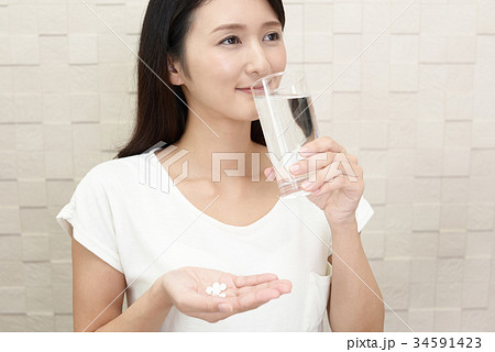 サプリメントを飲む女性 サプリメントを飲む女性 34591423