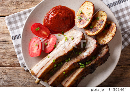 Fried pork ribs with sauce and tomatoes 34591464