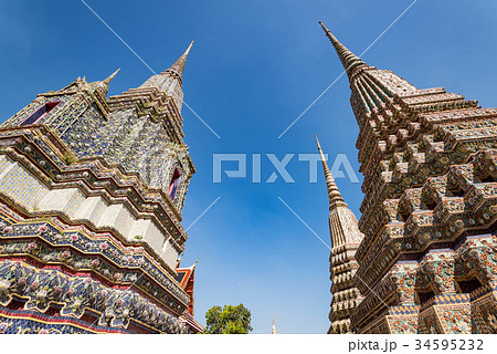 タイ・バンコクのワット・ポー寺院の尖塔 タイ・バンコクのワット・ポー寺院の尖塔 34595232