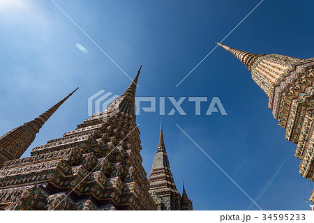 タイ・バンコクのワット・ポー寺院の尖塔 タイ・バンコクのワット・ポー寺院の尖塔 34595233