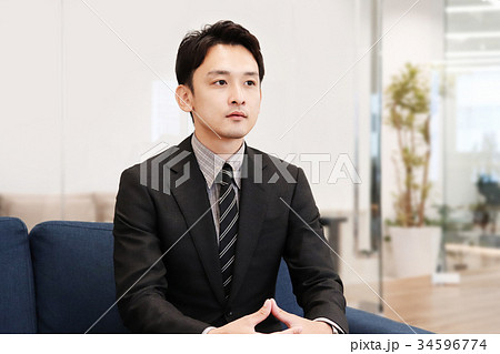 若い起業家ビジネスマンの営業・コンサルタント・インタビューのイメージ写真素材 34596774