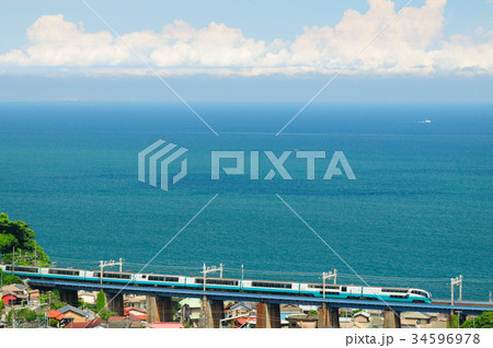 夏雲と相模湾と東海道線特急スーパービュー踊り子号 34596978