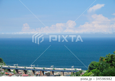 夏雲と相模湾と東海道線特急踊り子号 34596982