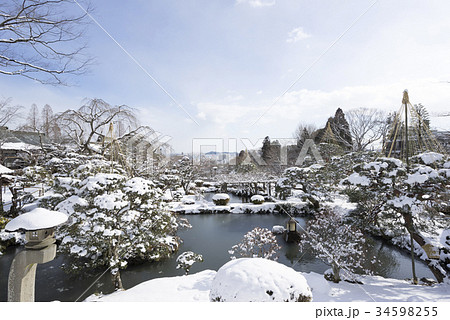 塩竈さまの名で親しまれる「鹽竈神社」眺望のよい松島湾に面した塩釜神社の雪景色の庭園 34598255