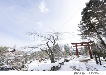 塩竈さまの名で親しまれる「鹽竈神社」眺望のよい松島湾に面した塩釜神社の雪景色 34598256