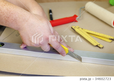 Builder using stationery knife 34602723