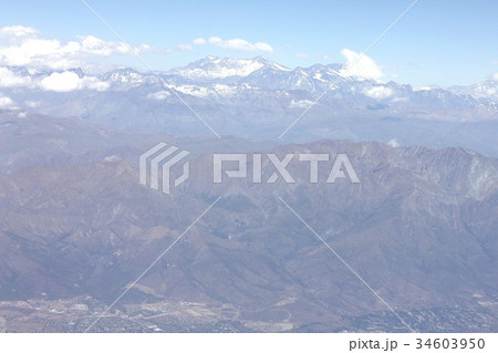南米チリの首都サンチアゴ近郊のアンデス山脈を上空から見る 34603950
