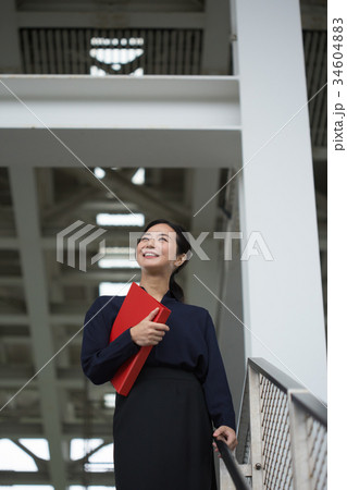 空を見上げて微笑む建築士（縦） 34604883