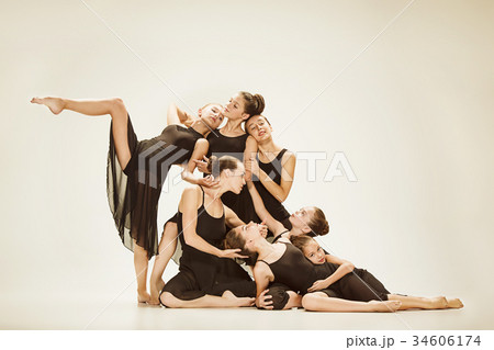 The group of modern ballet dancers 34606174