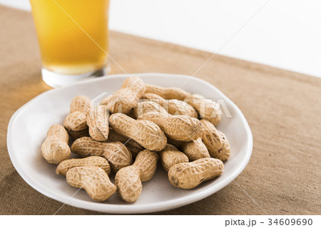殻付き落花生とビール 34609690