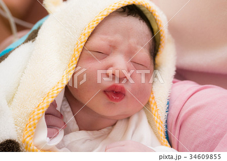 産まれた直後の女の子の新生児の写真素材