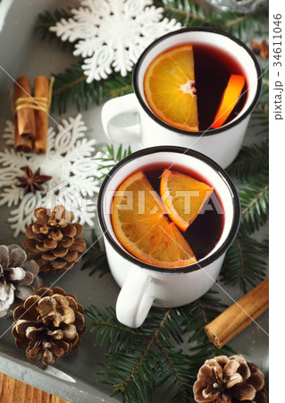 Mulled wine with spices and citrus fruit Mulled wine with spices and citrus fruit 34611046