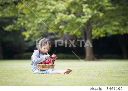 リンゴを食べる女の子 34611094
