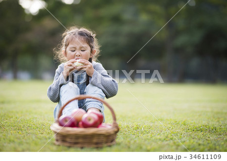 リンゴを食べる女の子 34611109