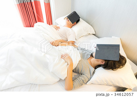 Couple reding book in bed 34612057