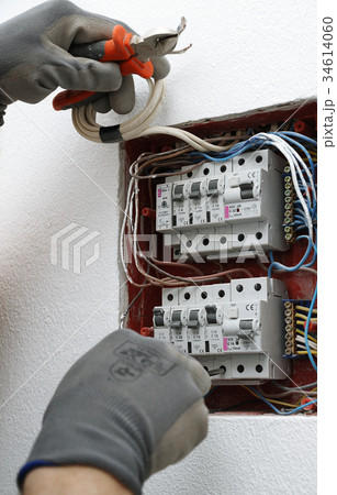 Installation of the fuseboxes in the new apartment 34614060