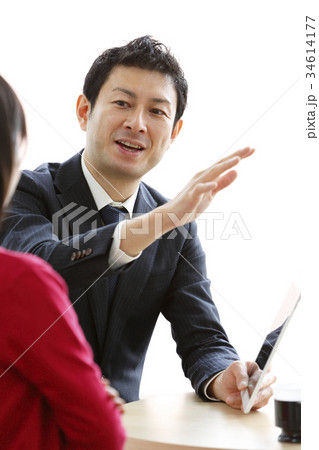ビジネス　商談　セールス　勧誘　ビジネスマン 34614177