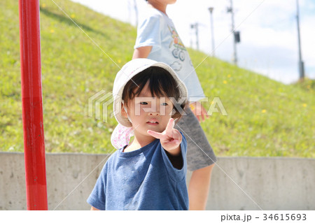 公園でピースする女の子 公園でピースする女の子 34615693