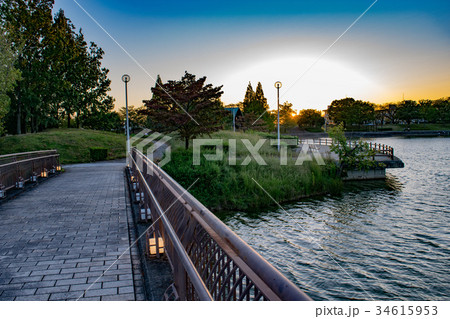 夕暮れ時の池のある公園 34615953